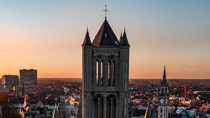 Hannah Falk Blick auf die St. Nikolaus-Kirche in Gent
