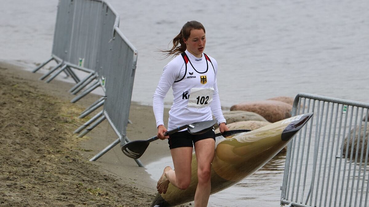 Porträt von Lisa Plötz, Kanumarathon/Kanurennsport Lisa Plötz trägt ein Kanu