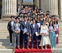 Gruppenfoto der Absolvent:innen des Studiengangs International Management (B. A.) vor dem Kurhaus Wiesbaden