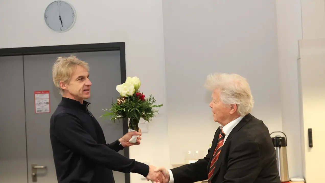 Der Studiengangsleiter des Studiengangs Elektrotechnik, Prof. Dr. Winter (links), sagt Danke für 20 Jahre erfolgreiche Lehrtätigkeit von Prof. Dr.-Ing. Veit an der Hochschule RheinMain 