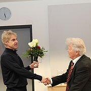 Der Studiengangsleiter des Studiengangs Elektrotechnik, Prof. Dr. Winter (links), sagt Danke für 20 Jahre erfolgreiche Lehrtätigkeit von Prof. Dr.-Ing. Veit an der Hochschule RheinMain 