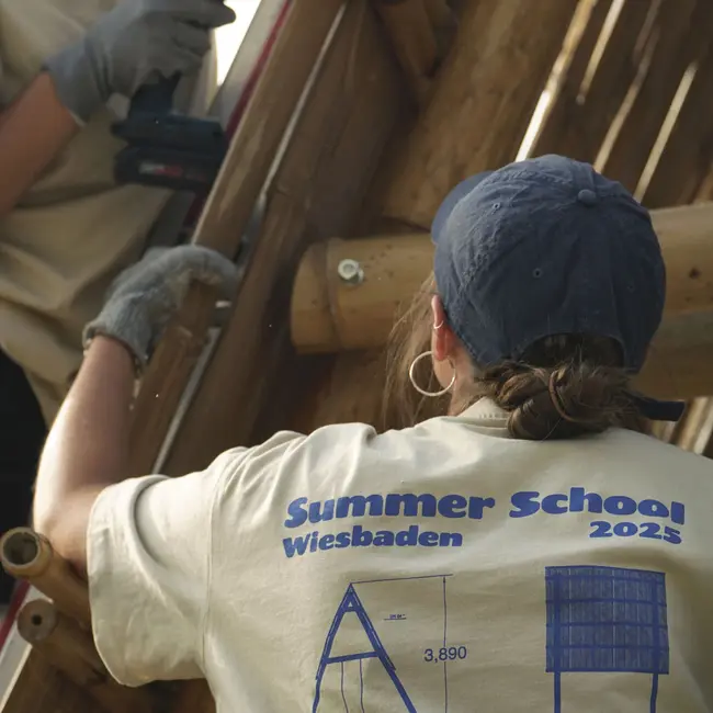 eine Studentin arbeitet bei der Summer School der HSRM