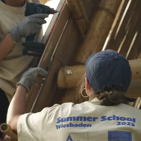 eine Studentin arbeitet bei der Summer School der HSRM