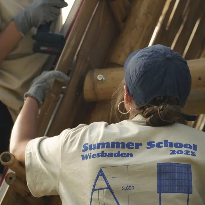 eine Studentin arbeitet bei der Summer School der HSRM