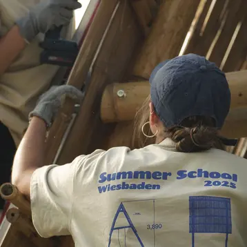 Zwei Studentinnen arbeiten am einem Bambusbau bei der Summer School der HSRM