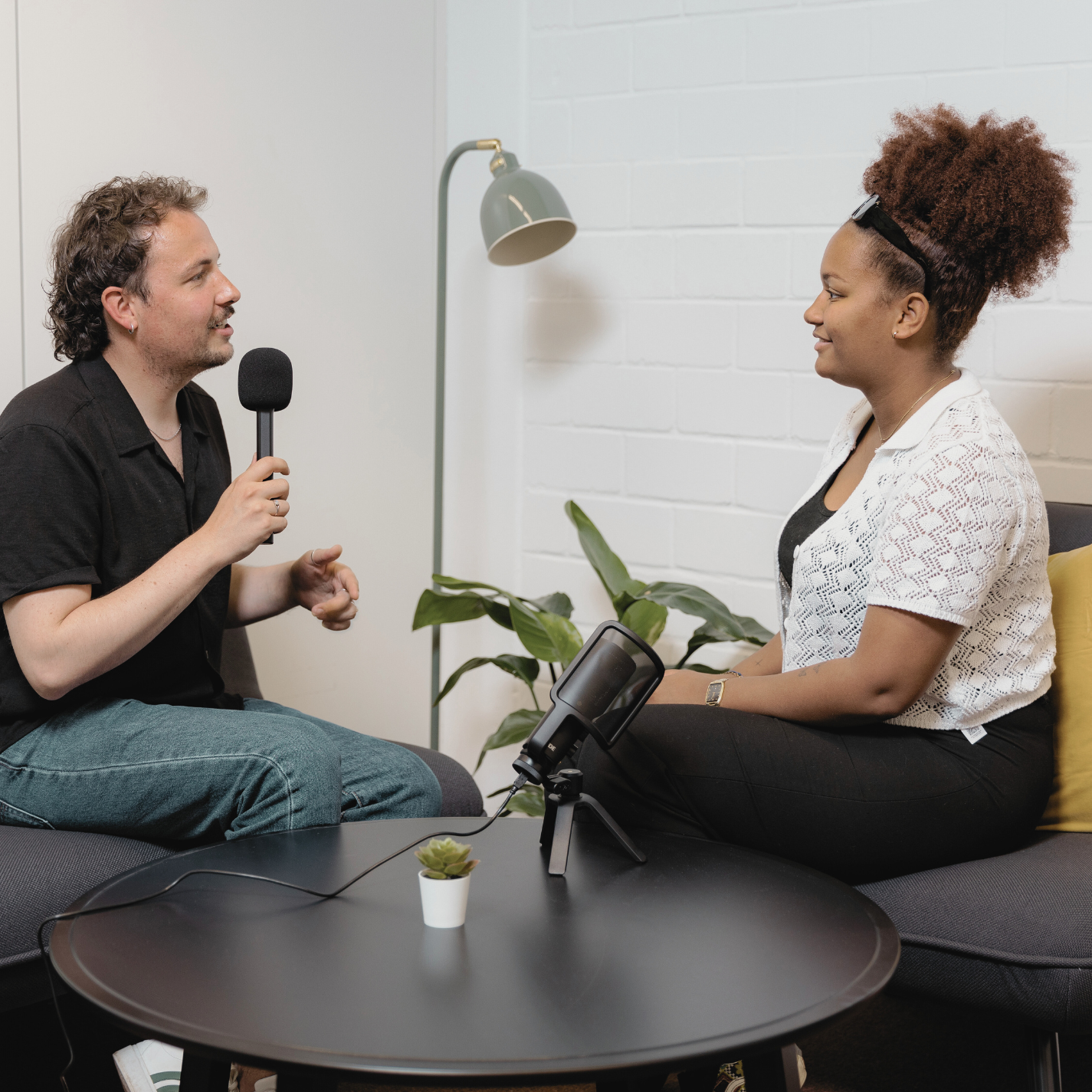 Zwei Studierende in einer Podcastsituation