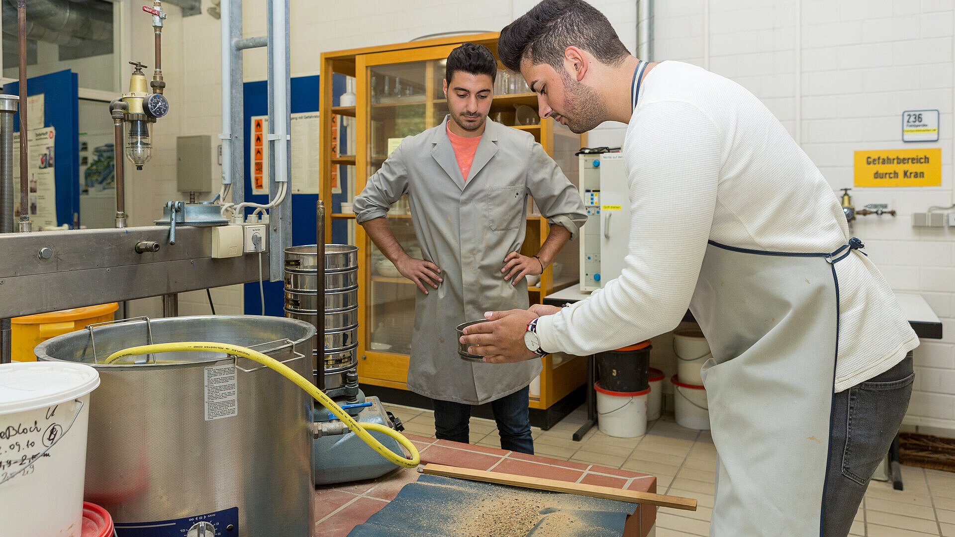Studierende im Labor für Geotechnik 