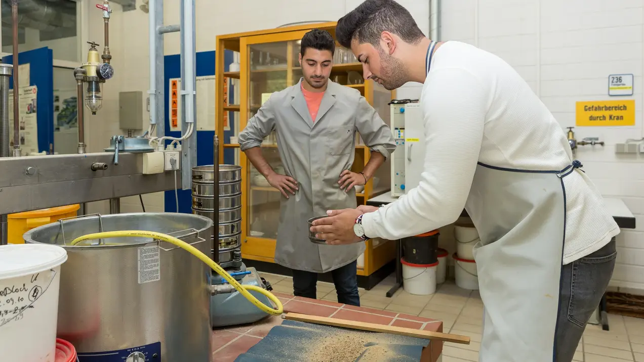 Studierende im Labor für Geotechnik 