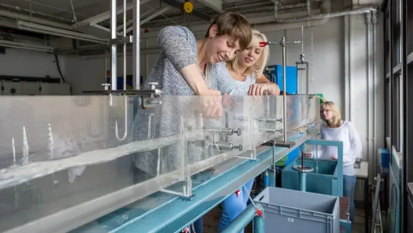Bauingenieurstudentinnen im Wasserbaulabor