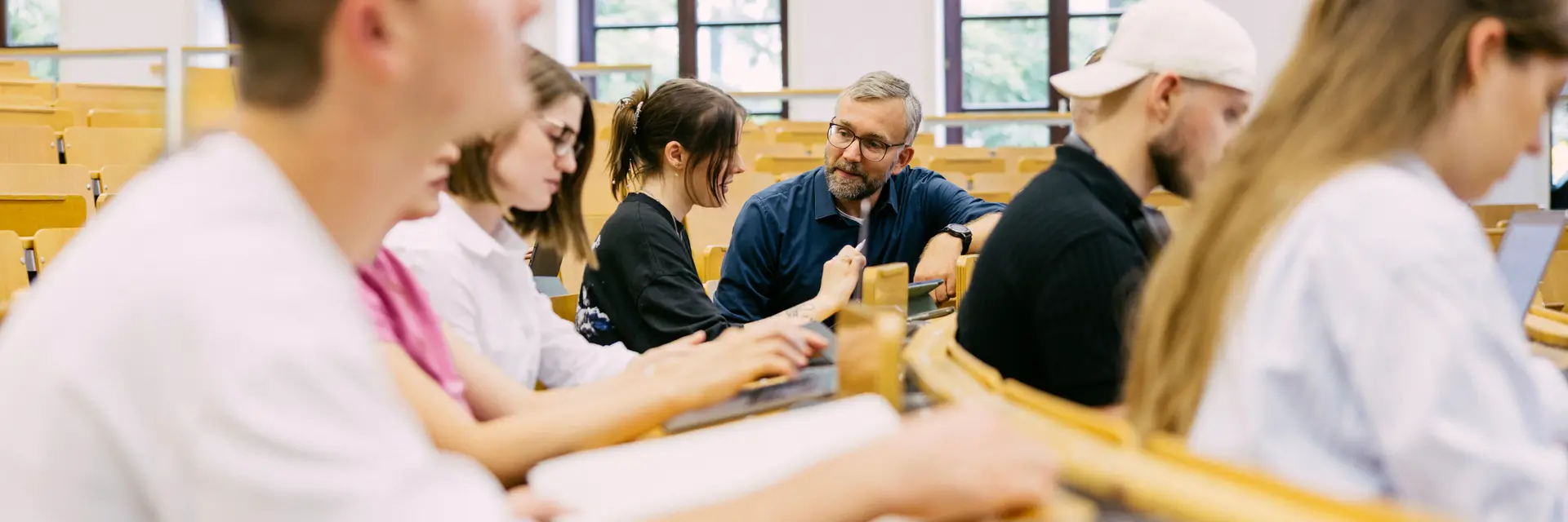Studierende sitzen in einem Hörsaal der Wiesbaden Business School