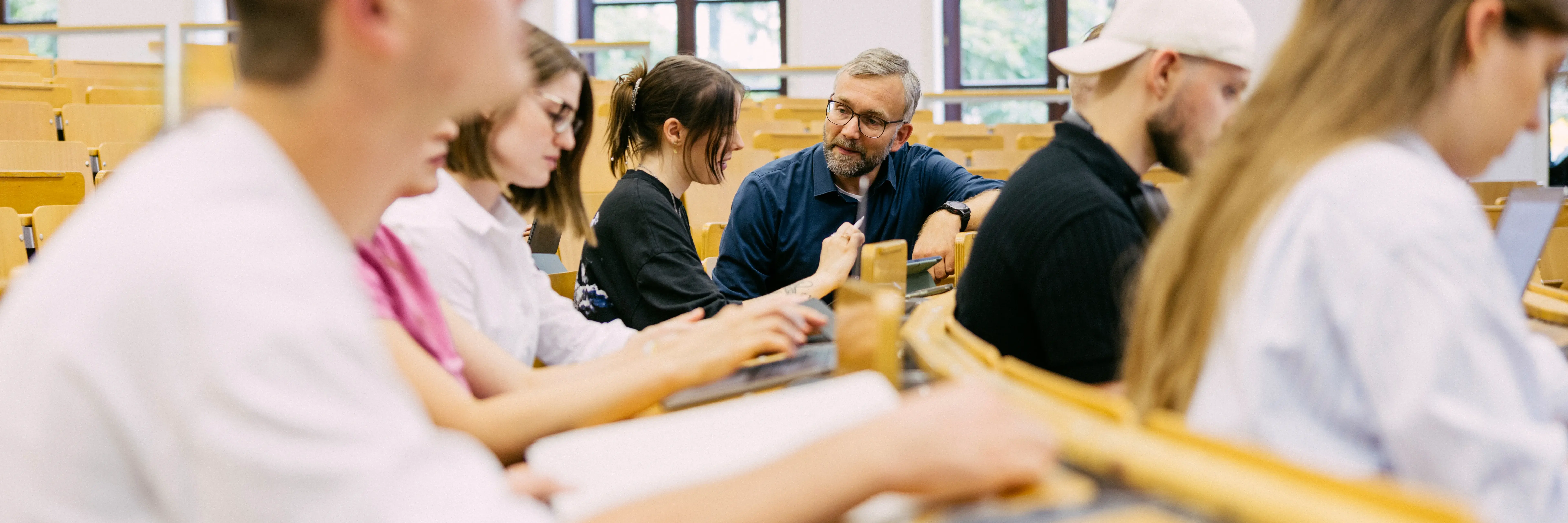 Studierende sitzen in einem Hörsaal der Wiesbaden Business School