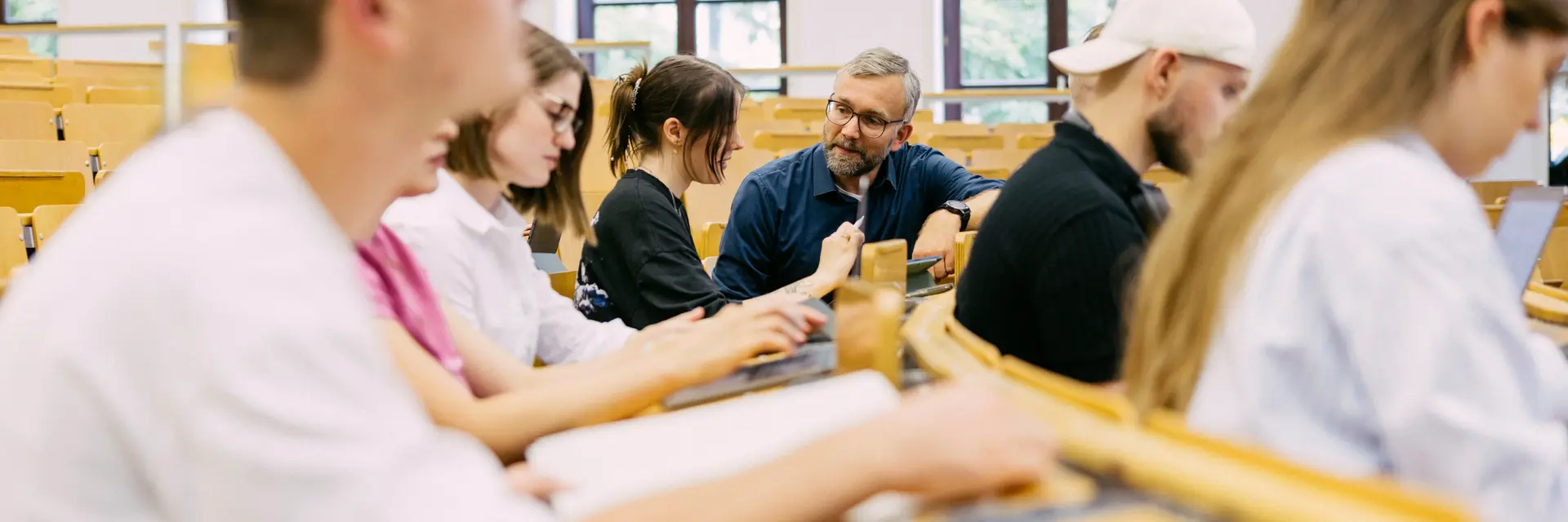 Studierende sitzen in einem Hörsaal der Wiesbaden Business School