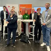 Gruppenfoto der Vertreter:innen der Hochschule RheinMain an Ihrem Stand beim eHealth-Kongress in Offenbach am Main