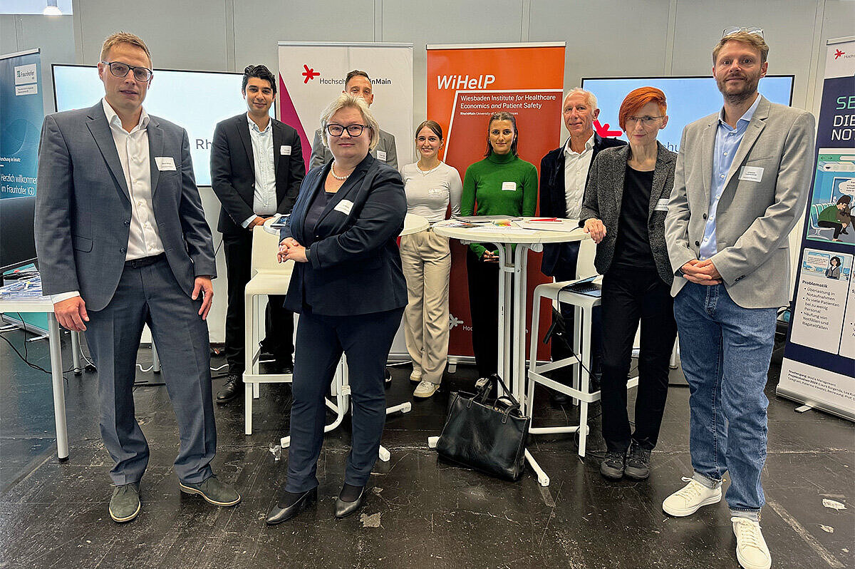 Gruppenfoto der Vertreter:innen der Hochschule RheinMain an Ihrem Stand beim eHealth-Kongress in Offenbach am Main