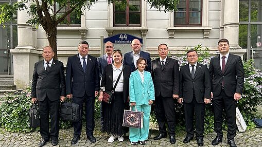 Die Gäste aus Turkmenistan und Aserbaidschan mit Prof. Dr. Rainer Wedde aus Turkmenistan und Aserbaidschan mit Prof. Dr. Rainer Wedde  