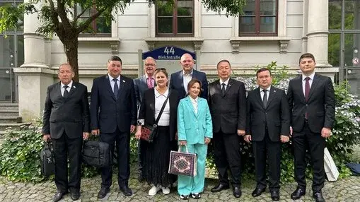 Die Gäste aus Turkmenistan und Aserbaidschan mit Prof. Dr. Rainer Wedde aus Turkmenistan und Aserbaidschan mit Prof. Dr. Rainer Wedde  