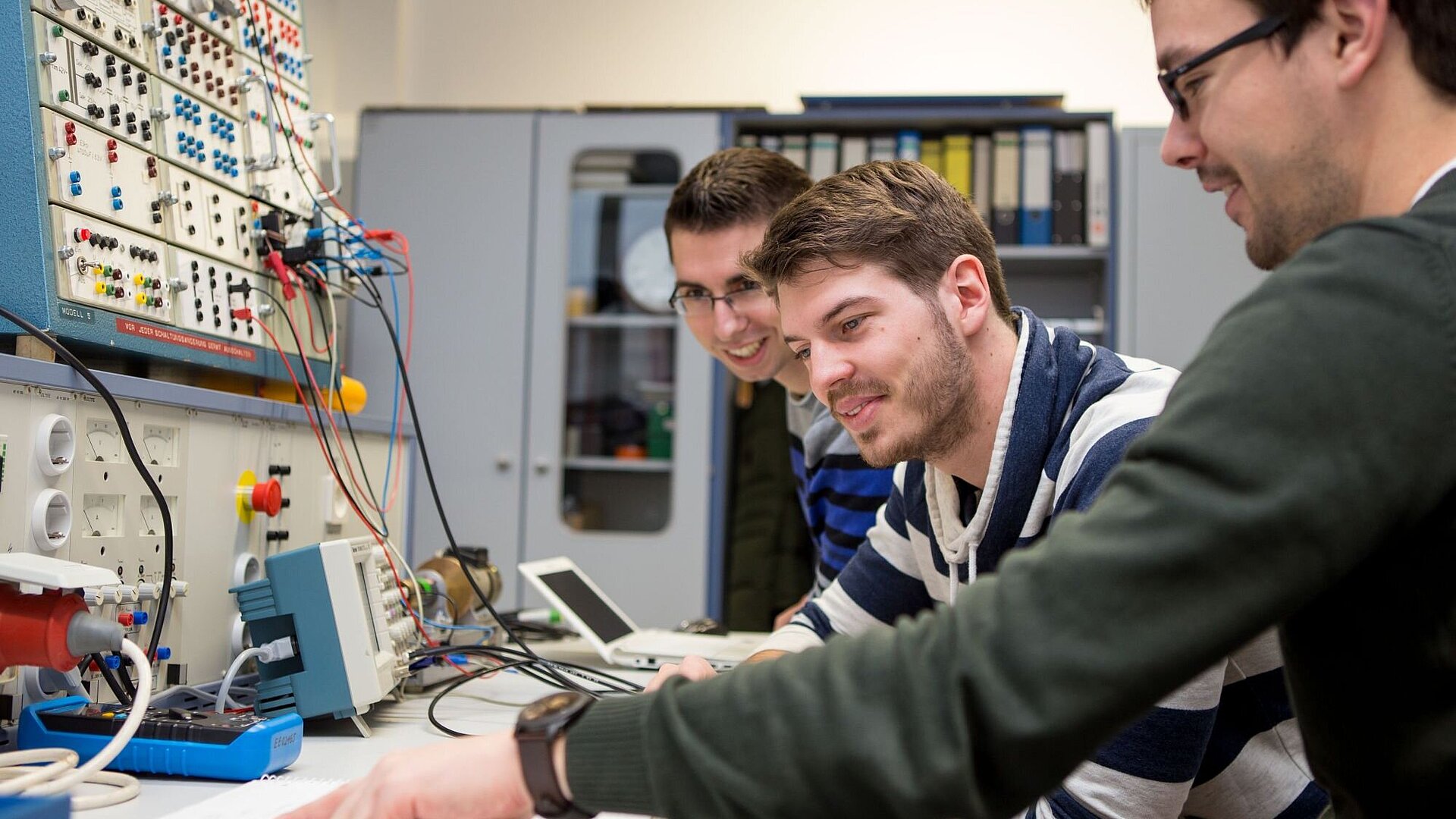 Elektroenergiesysteme-Lab Studierende im Labor Elektroenergiesysteme
