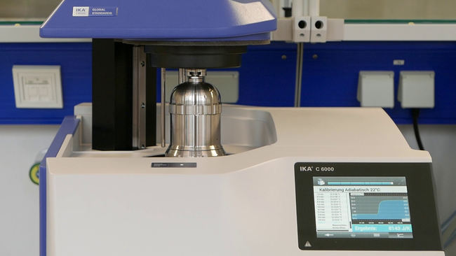 Kalorimeter mit eingehängtem Aufschlussgefäß