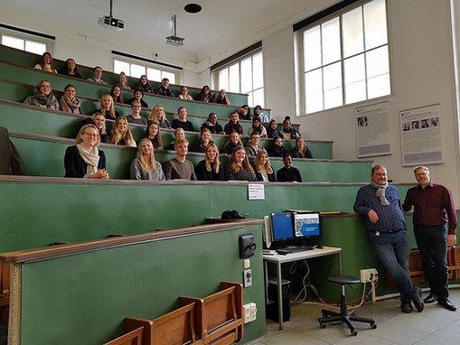 Der Studiengang Gesundheitsökonomie zu Gast im altehrwürdigen Hörsaal des Universitätsklinikum Köln, empfangen von Dr. Thomas Groß (links im Vordergrund) und Dr. Steffen Kalina (rechts im Vordergrund) | Foto: R. Strametz