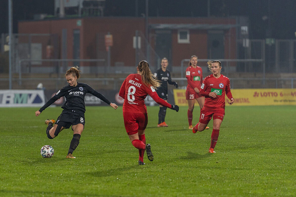 Porträt von Sjoeke Nüsken, Fußball Sjoeke Nüsken im Trikot von Fußball-Bundesligist Eintracht Frankfurt