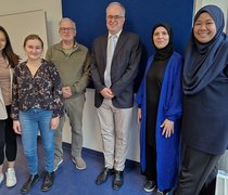 Gruppenbild der Präsenz-Teilnehmenden, Prof. Dr. Rainer Wedde und Michael Gahler