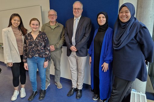 Gruppenbild der Präsenz-Teilnehmenden, Prof. Dr. Rainer Wedde und Michael Gahler