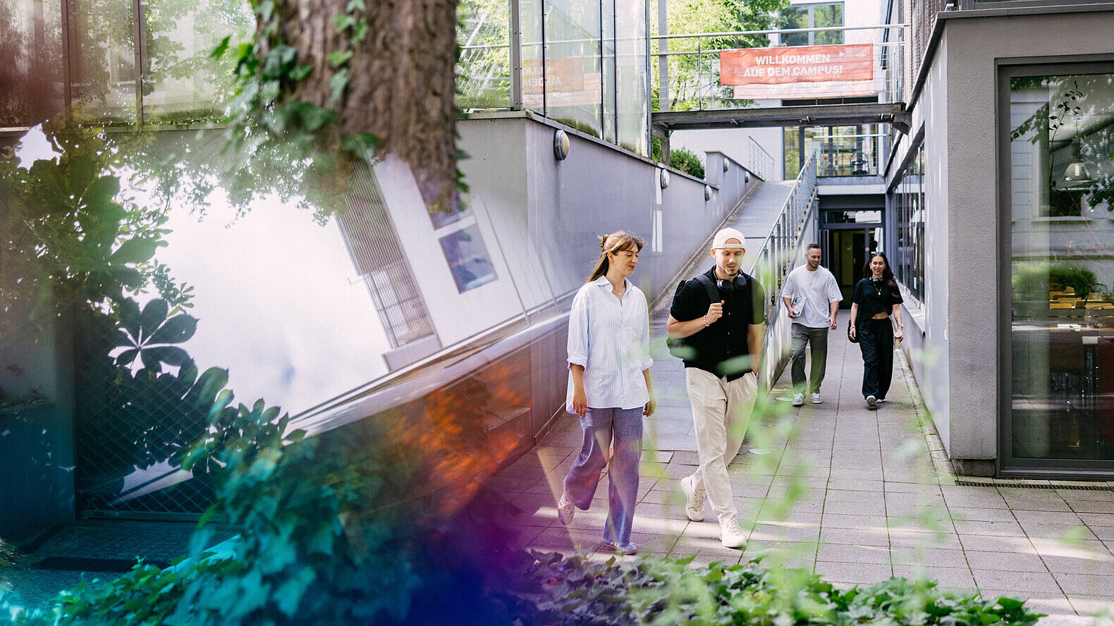 Studierende im Außenbereich der Wiesbaden Business School