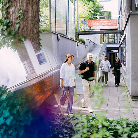 Studierende im Außenbereich der Wiesbaden Business School