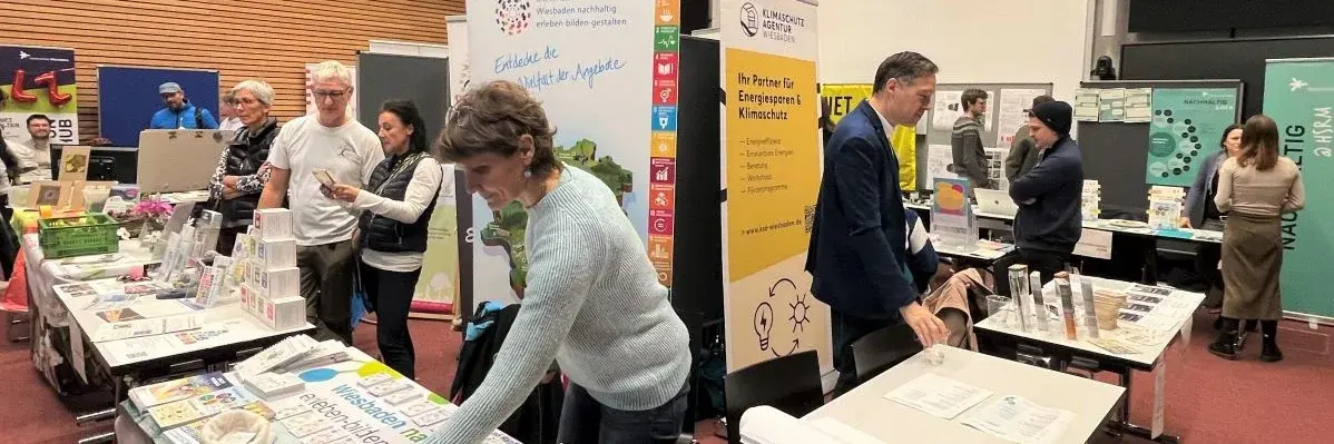 Zahlreiche Stände mit Plakaten und Broschüren