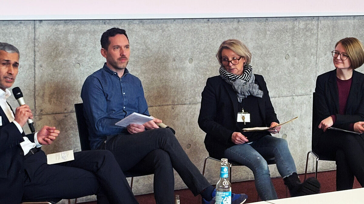 (v. l.) Prof. Dr. Walid Hafezi (HSRM), Klaus Bechtold (stellv. Geschäftsführer Hessischer Jugendring), Birgit Blees (Leiterin Fachdienst Jugendhilfe Rheingau-Taunus-Kreis) und die Wiesbadener Sozialdezernentin Dr. Patricia Becher sitzen vor dem Publikum