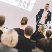 Mann trägt vor