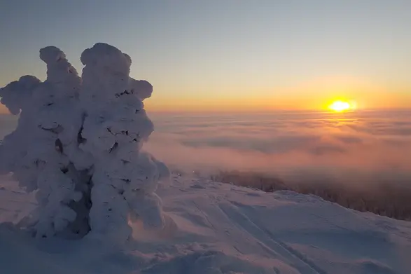 Schneelandschaft mit untergehender Sonne