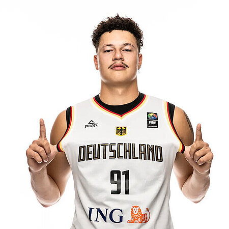Porträtfoto von Leander Schwalm im Trikot