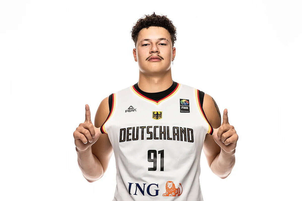 Porträt von Leander Schwalm, 3x3 Basketball Porträtfoto von Leander Schwalm im Trikot