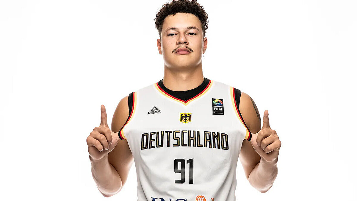 Porträt von Leander Schwalm, 3x3 Basketball Porträtfoto von Leander Schwalm im Trikot