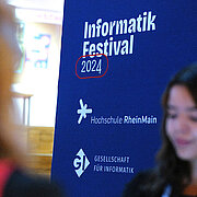Ein Banner macht Werbung für das Informatik Festival 2024 an der Hochschule RheinMain