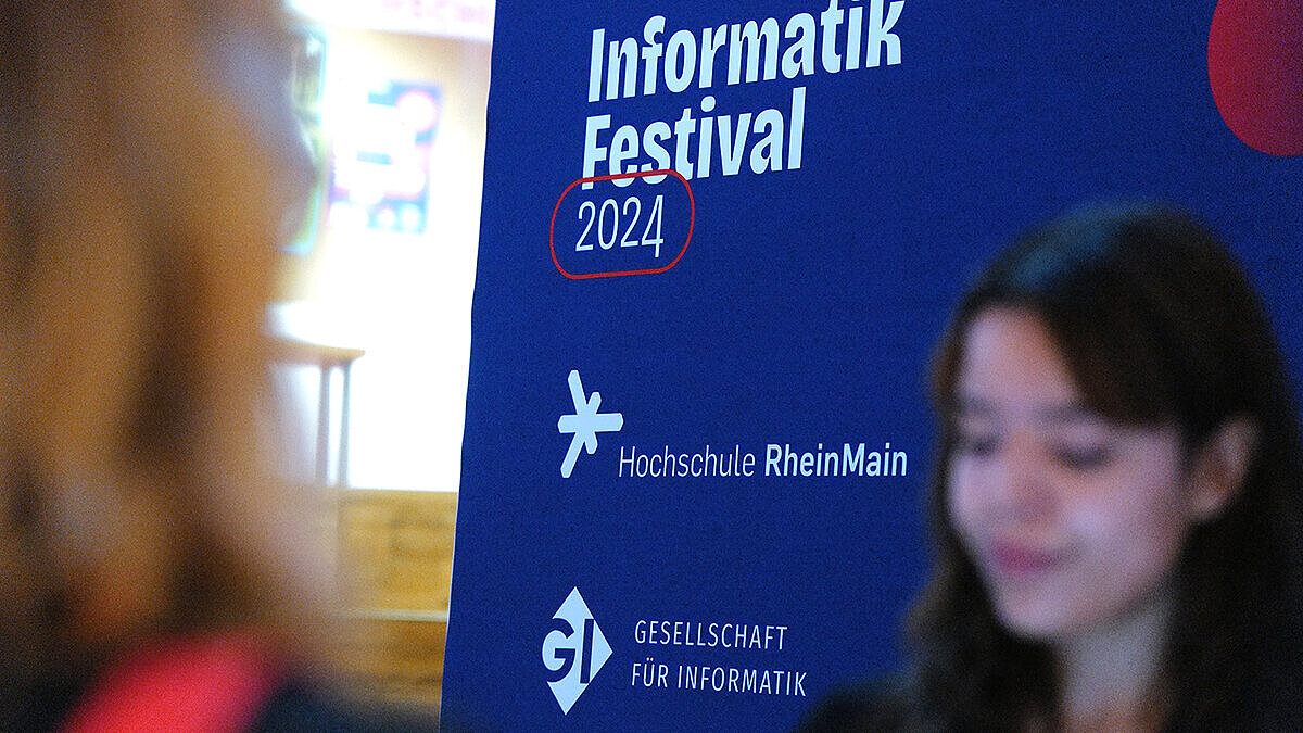 Ein Banner macht Werbung für das Informatik Festival 2024 an der Hochschule RheinMain