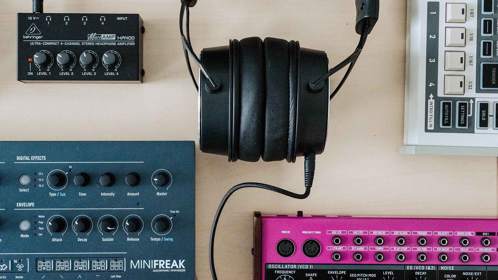 Mixer und Kopfhörer auf Tisch