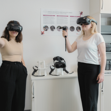 VR Foto Zwei Frauen tragen eine VR Brille