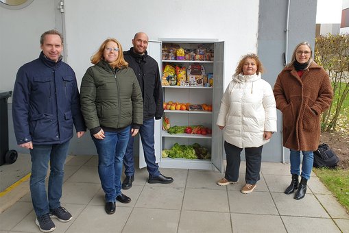 Dekan Prof. Dr. Christian Glockner, Antje Woddow (Foodsharing Groß-Gerau), Kanzler Dr. Martin Lommel, Melpomeni Zourlatoni (Foodsharing Groß-Gerau) und Fachbereichsreferentin Ariane Kleinstück vor dem Fairteiler auf dem Campus Rüsselsheim