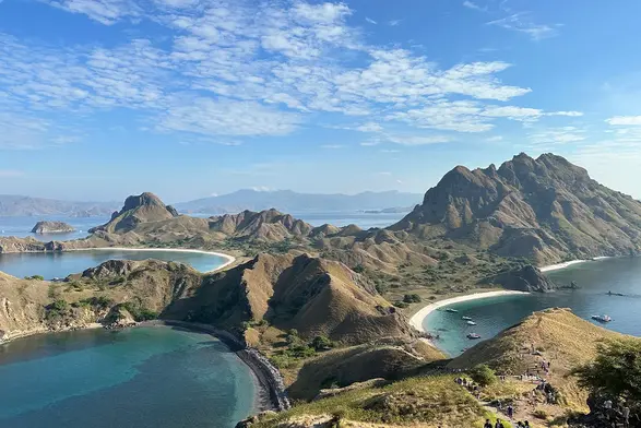 Eine bergige Landschaft am Meer