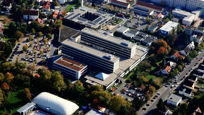 Blick von oben auf die Gebäude des Campus Rüsselsheim