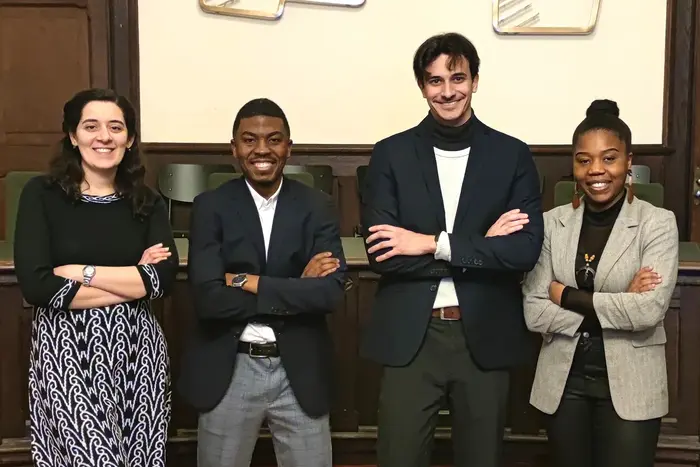 Gruppenfoto mit Gründungsberaterin Dr. Vbronia Saeed, Wilfried Njoya Talimeta, Tim Prellwitz und Ida Tatsinda