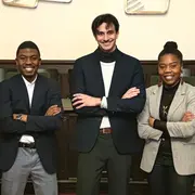 Gruppenfoto mit Gründungsberaterin Dr. Vbronia Saeed, Wilfried Njoya Talimeta, Tim Prellwitz und Ida Tatsinda