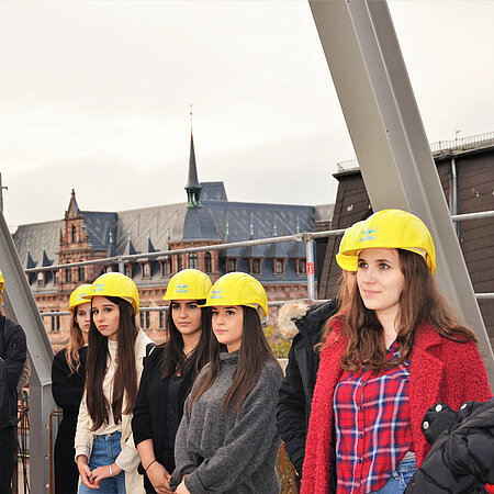 Studentinnen auf der Baustelle