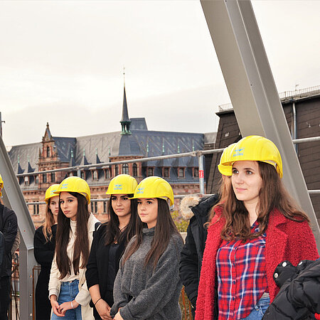 Studentinnen auf der Baustelle