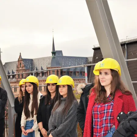 Studentinnen auf der Baustelle