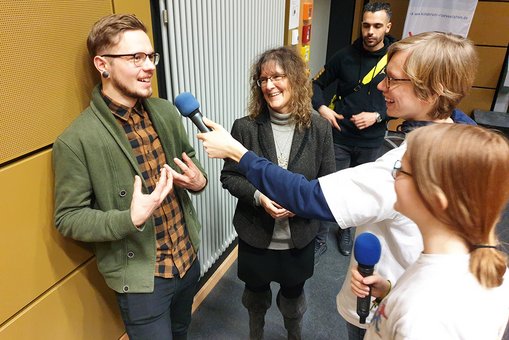 Umwelttechnik-Student Tom und Prof. Dr. Ulrike Stadtmüller im Interview mit Radio Rüsselsheim