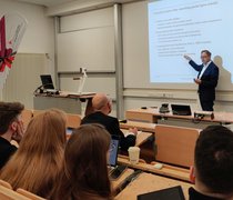 Keynote Speech von Abraham Klink, ehem. Gesundheitsminister der Niederlande, zur Reform 2006 des Gesundheitssystems der Niederlande | © WiHelP - Wiesbaden Business School - Hochschule RheinMain