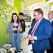 Staatsminister Timon Gremmels und Vizepräsident Prof. Dr. Andreas Brensing informieren sich auf einem Rundgang durch die RheinMain StartUpLabs über die Produkte der Gründer:innen 
